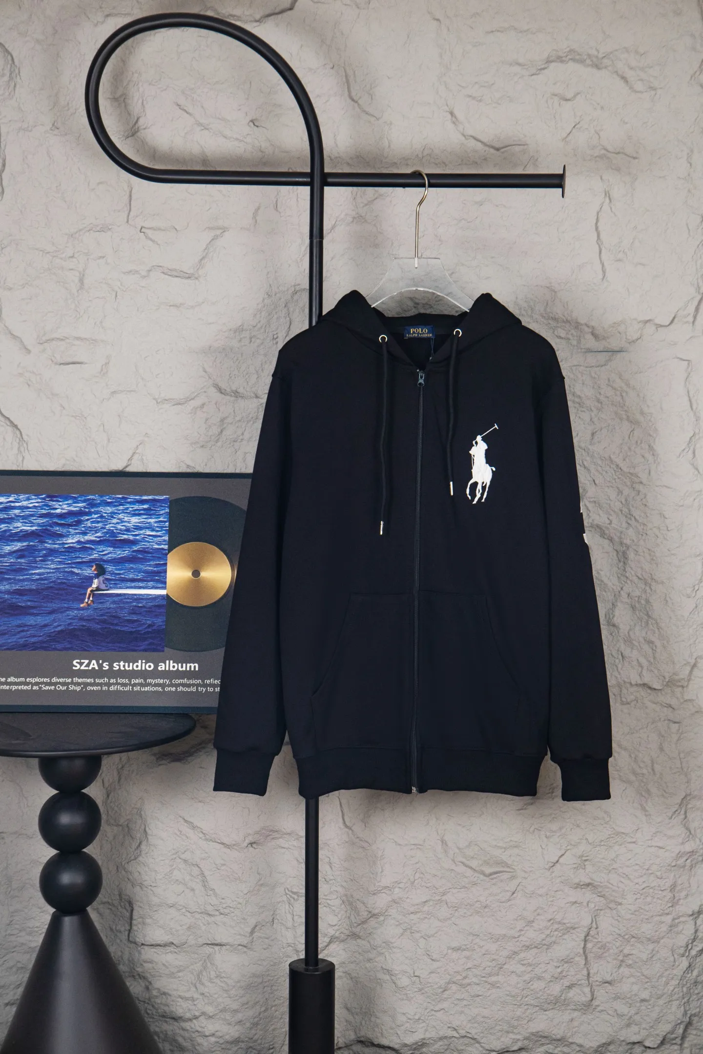 P230 Ralph Lauren/Ralph Lauren Malaysian embroidered zipper cardigan hooded sweatshirt. This sweatshirt is available for everyone in autumn and winter. You can wear it casually no matter how you wear it! ! This hooded sweatshirt is decorated with the simple style that represents Ralph Lauren and is paired with a pony embroidery pattern, which is three-dimensional and full! The solid color fabric paired with exquisite embroidery instantly sets it off! Hooded sports design, loose and casual fit! The overall texture is very strong! Through the pictures, we can feel the thickness and texture of custom-woven and dyed threads. The workmanship is exquisite. They are shipped from major foreign trade factories. They are all made by masters with many years of experience. Everything is of high standards and requirements! Simple and versatile model ~ Made of imported pique cotton fabric, which is super delicate and soft, close to the body without being tied. All fabrics and accessories are original custom-made and of high quality! Perfectly reflects the brand’s sense of superiority! Standard cut, comfortable stretch, unrestricted movement! Highly practical, high-end and classy! Versatile style ~ can be paired with jeans or jogging pants. Ideal for transitioning from your morning commute to weekend events! Size: S-XL Navy Black Gray